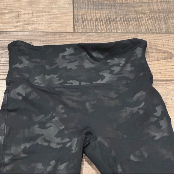 Spanx Faux Leather Camo Leggings Matte Black Womens Size S Cropped - Picture 3 of 12